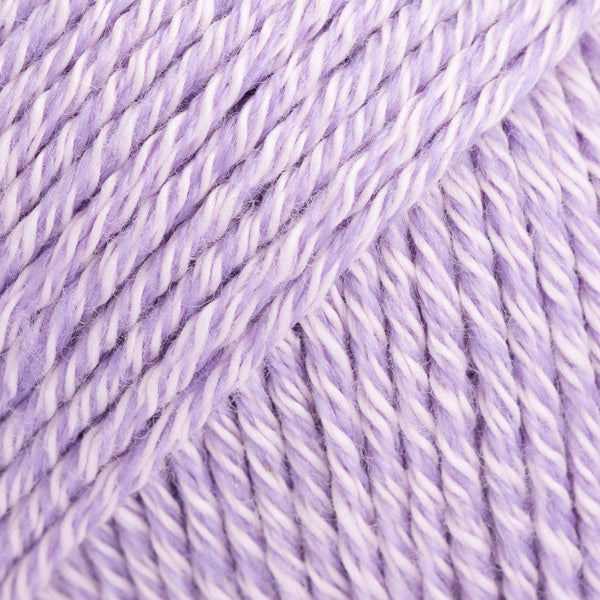 Detailaufnahme von der Wolle DROPS Cotton Merino in der Farbe 31 zarte orchidee.