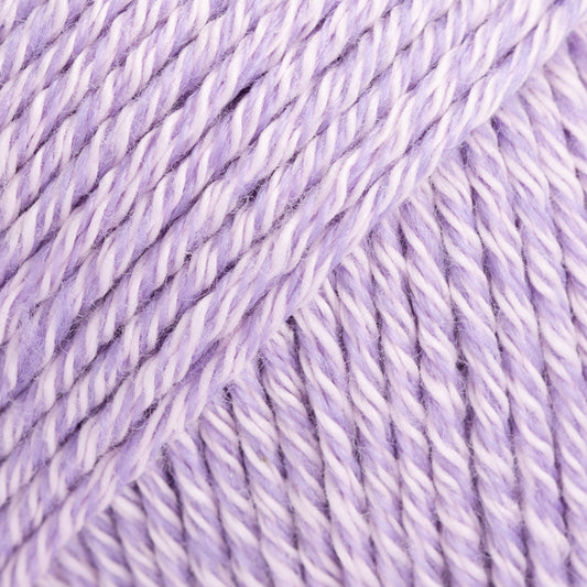 Detailaufnahme von der Wolle DROPS Cotton Merino in der Farbe 31 zarte orchidee.