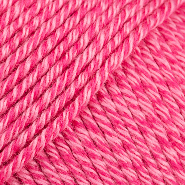 Detailaufnahme von der Wolle DROPS Cotton Merino in der Farbe 36 himbeersorbet.