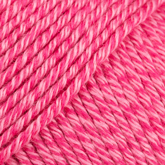 Detailaufnahme von der Wolle DROPS Cotton Merino in der Farbe 36 himbeersorbet.