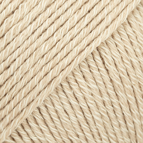 Detailaufnahme von der Wolle DROPS Cotton Merino in der Farbe 38 weizen.