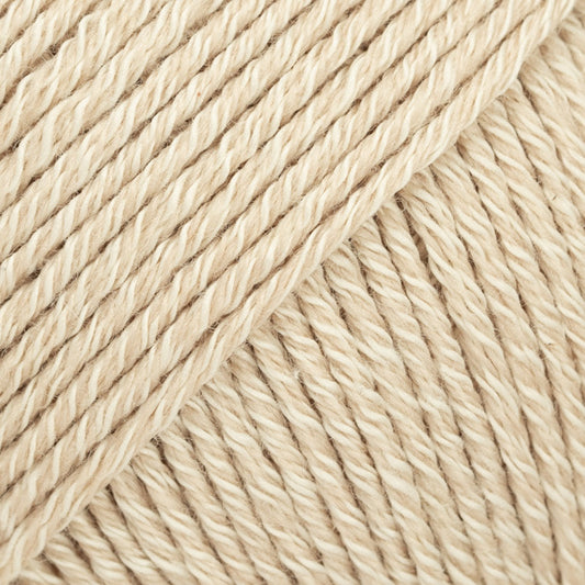 Detailaufnahme von der Wolle DROPS Cotton Merino in der Farbe 38 weizen.