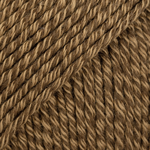 Detailaufnahme von der Wolle DROPS Cotton Merino in der Farbe 39 pecan pie.