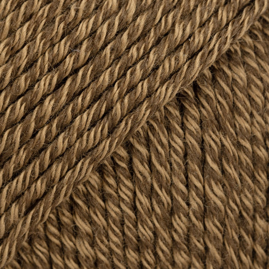 Detailaufnahme von der Wolle DROPS Cotton Merino in der Farbe 39 pecan pie.