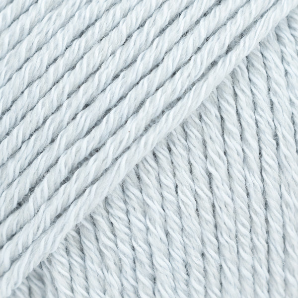 Detailaufnahme von der Wolle DROPS Cotton Merino in der Farbe 40 eisblau