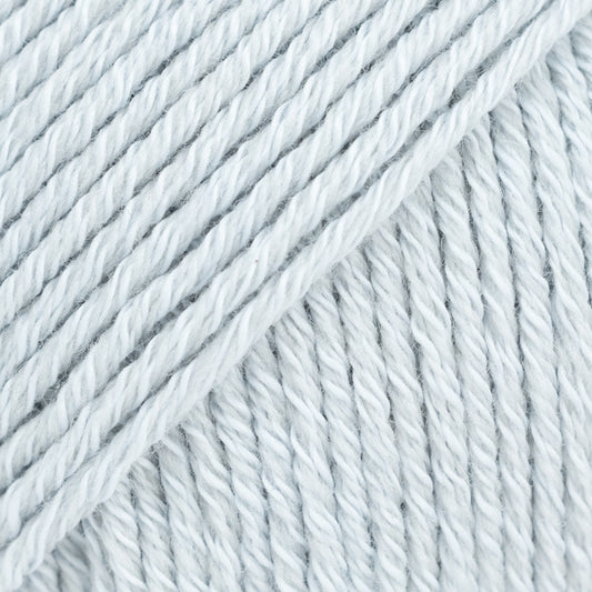 Detailaufnahme von der Wolle DROPS Cotton Merino in der Farbe 40 eisblau
