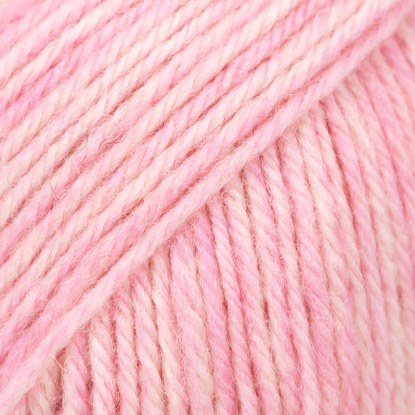 Detailaufnahme von der Wolle DROPS Fiesta in der Farbe 44 zuckerwatte. Die Farbe zuckerwatte ist eine Mischung aus verschiedenen Rosatönen.