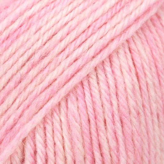 Detailaufnahme von der Wolle DROPS Fiesta in der Farbe 44 zuckerwatte. Die Farbe zuckerwatte ist eine Mischung aus verschiedenen Rosatönen.