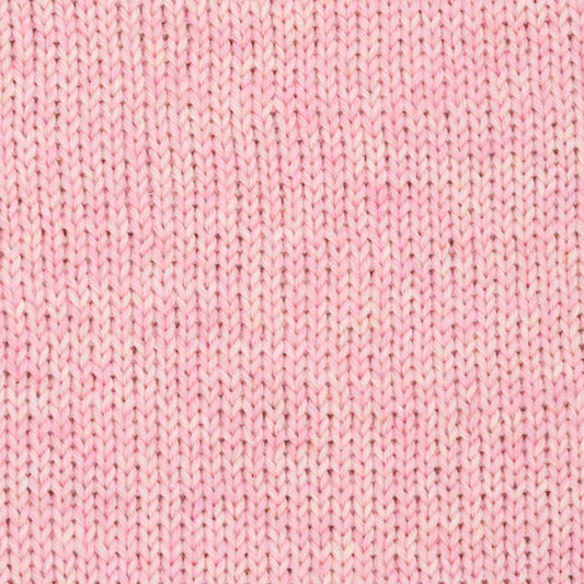 Detailaufnahme eines Strickstücks aus der Wolle DROPS Fiesta in der Farbe 44 zuckerwatte. Die Farbe zuckerwatte ist eine Mischung aus diversen Rosatönen.