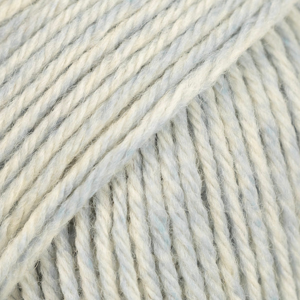 Detailaufnahme von der Wolle DROPS Fiesta in der Farbe 45 wasserwellen. Die Farbe wasserwellen ist eine Mischung aus hellblau und creme.