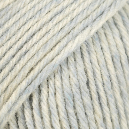 Detailaufnahme von der Wolle DROPS Fiesta in der Farbe 45 wasserwellen. Die Farbe wasserwellen ist eine Mischung aus hellblau und creme.