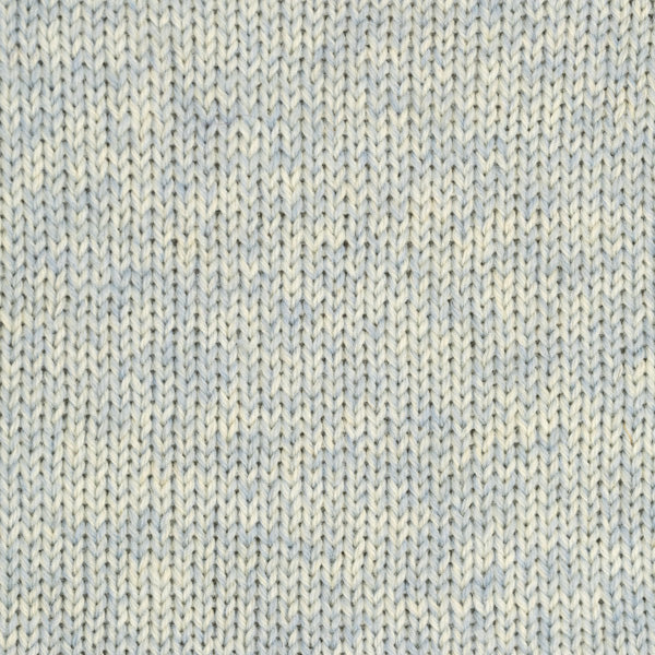 Detailaufnahme eines Strickstücks aus der Wolle DROPS Fiesta in der Farbe 45 wasserwellen. Die Farbe wasserwellen ist eine Mischung aus Hellblau und Creme.