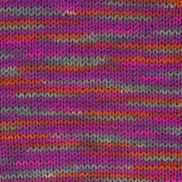 Detailaufnahme eines Strickstücks aus der Wolle DROPS Fiesta in der Farbe 46 waldbeeren. Die Farbe waldbeeren ist eine Mischung aus verschiedenen Pink-, Lila-, Rost- und Grautönen.