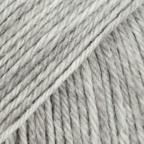 Detailaufnahme von der Wolle DROPS Fiesta in der Farbe 48 kieselsteine. Die Farbe kieselsteine ist eine Mischung aus verschiedenen Grautönen.