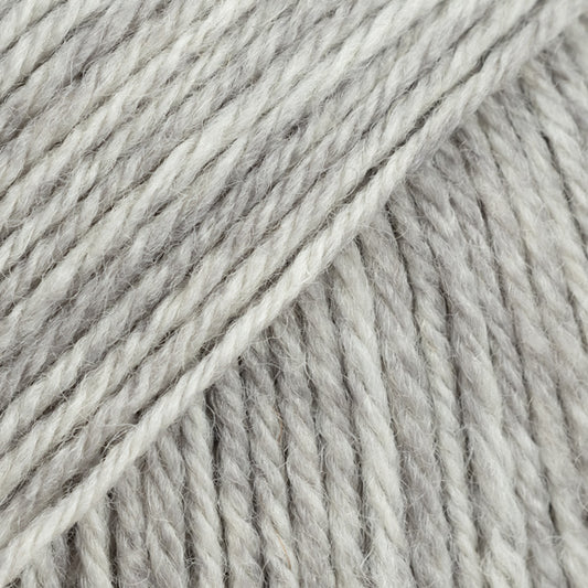 Detailaufnahme von der Wolle DROPS Fiesta in der Farbe 48 kieselsteine. Die Farbe kieselsteine ist eine Mischung aus verschiedenen Grautönen.