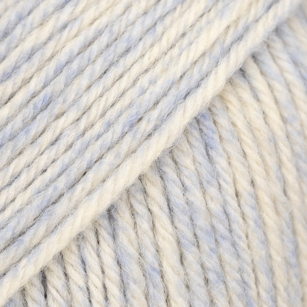Detailaufnahme von der Wolle DROPS Fiesta in der Farbe 49 blauer himmel. Die Farbe blauer himmel ist eine Mischung aus Hellblau und Naturweiss.