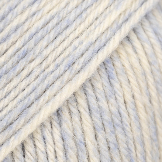 Detailaufnahme von der Wolle DROPS Fiesta in der Farbe 49 blauer himmel. Die Farbe blauer himmel ist eine Mischung aus Hellblau und Naturweiss.