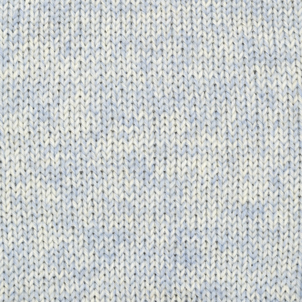 Detailaufnahme eines Strickstücks aus der Wolle DROPS Fiesta in der Farbe 49 blauer himmel. Die Farbe blauer himmel ist eine Mischung aus Hellblau und Naturweiss.