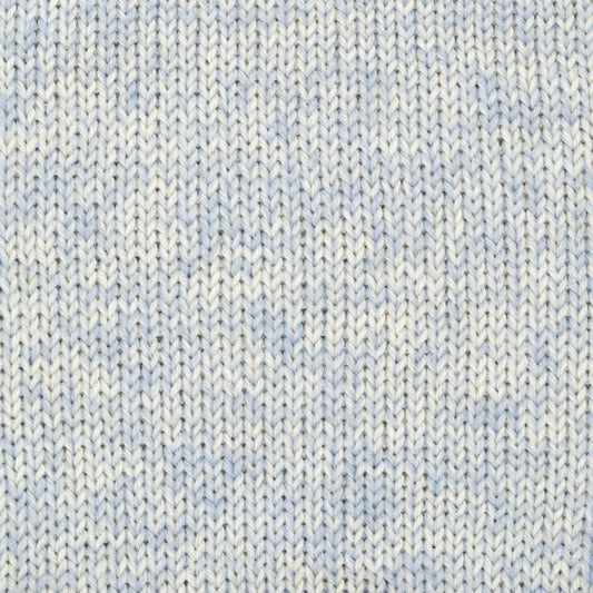 Detailaufnahme eines Strickstücks aus der Wolle DROPS Fiesta in der Farbe 49 blauer himmel. Die Farbe blauer himmel ist eine Mischung aus Hellblau und Naturweiss.