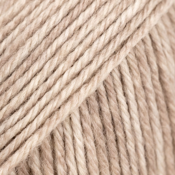 Detailaufnahme von der Wolle DROPS Fiesta in der Farbe 50 trockenes holz. Die Farbe trockenes holz ist eine Mischung aus verschiedenen Braun- und Beigetönen.