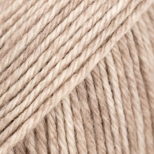 Detailaufnahme von der Wolle DROPS Fiesta in der Farbe 50 trockenes holz. Die Farbe trockenes holz ist eine Mischung aus verschiedenen Braun- und Beigetönen.