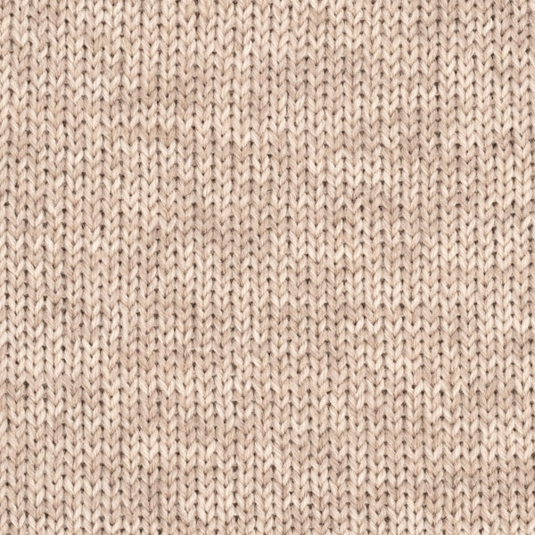 Detailaufnahme eines Strickstücks aus der Wolle DROPS Fiesta in der Farbe 50 trockenes holz. Die Farbe trockenes holz ist eine Mischung aus diversen Braun- und Beigetönen.