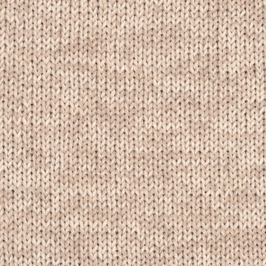 Detailaufnahme eines Strickstücks aus der Wolle DROPS Fiesta in der Farbe 50 trockenes holz. Die Farbe trockenes holz ist eine Mischung aus diversen Braun- und Beigetönen.