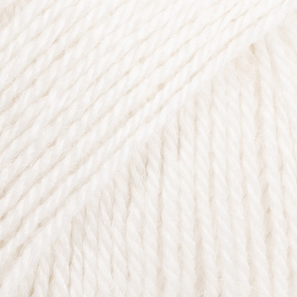 Detailaufnahme von der Wolle DROPS Flora in der Farbe 02 weiss.