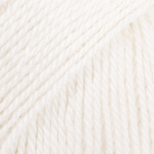 Detailaufnahme von der Wolle DROPS Flora in der Farbe 02 weiss.