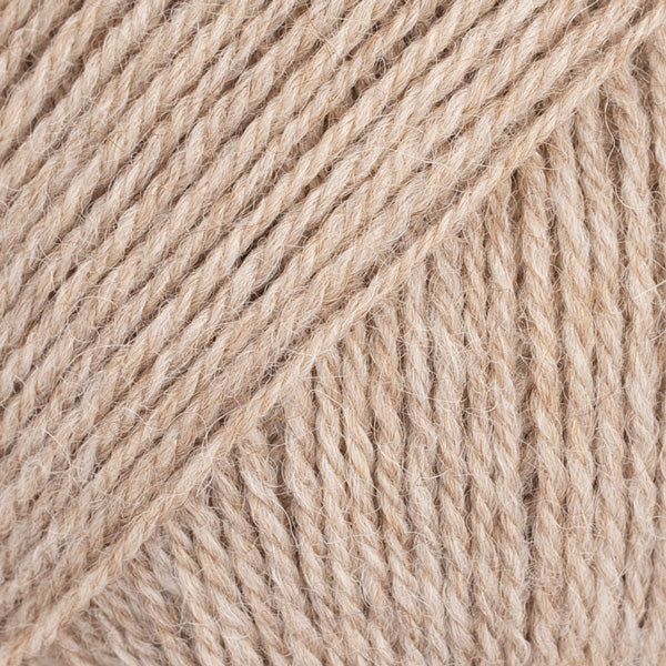 Detailaufnahme von der Wolle DROPS Flora in der Farbe 07 beige.