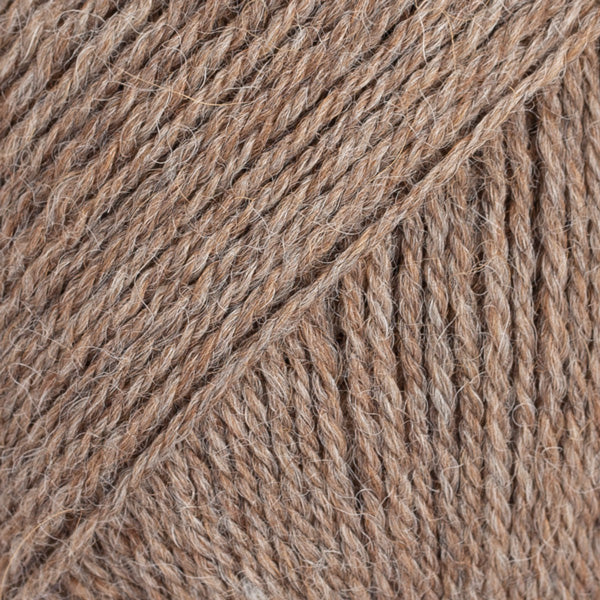 Detailaufnahme von der Wolle DROPS Flora in der Farbe 08 braun.