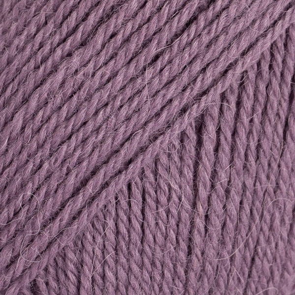 Detailaufnahme von der Wolle DROPS Flora in der Farbe 09 amethyst. Amethyst ist ein rauchiger Lilaton.