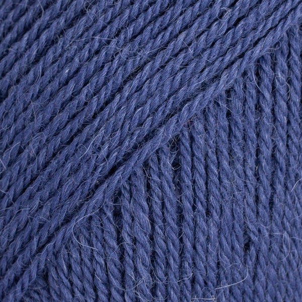 Detailaufnahme von der Wolle DROPS Flora in der Farbe 10 indigo. Indigo ist ein kräftiger Blauton.