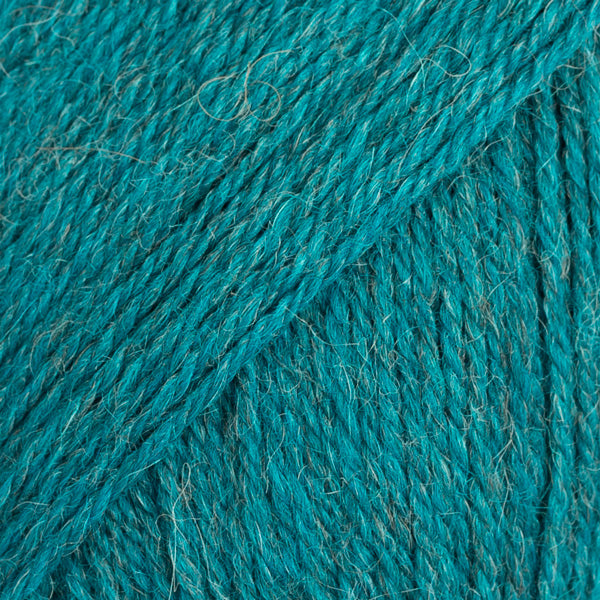 Detailaufnahme von der Wolle DROPS Flora in der Farbe 11 petrol.
