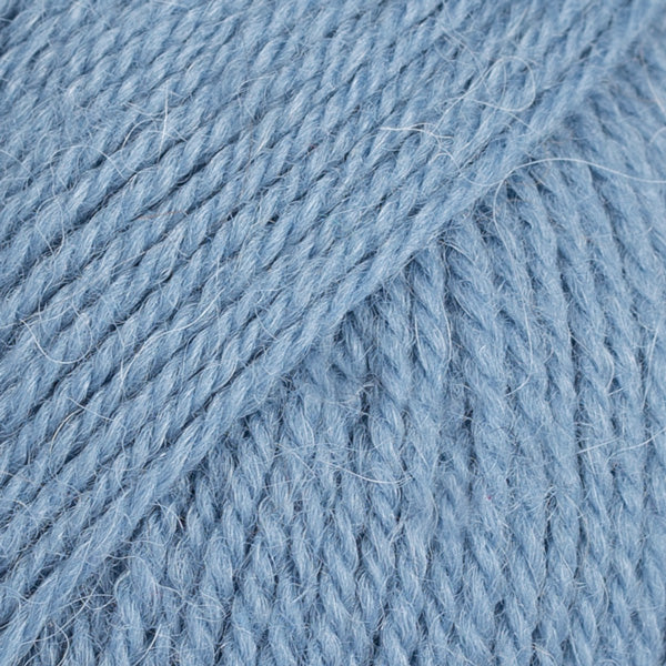 Detailaufnahme von der Wolle DROPS Flora in der Farbe 13 jeansblau.