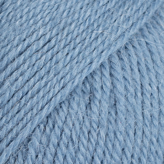 Detailaufnahme von der Wolle DROPS Flora in der Farbe 13 jeansblau.
