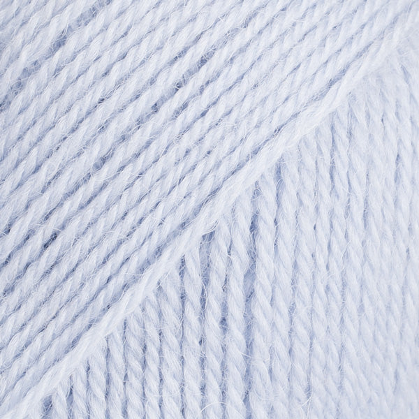 Detailaufnahme von der Wolle DROPS Flora in der Farbe 14 eisblau. 