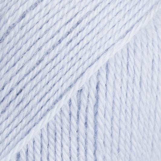 Detailaufnahme von der Wolle DROPS Flora in der Farbe 14 eisblau. 