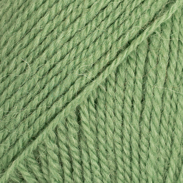 Detailaufnahme von der Wolle DROPS Flora in der Farbe 15 grün.