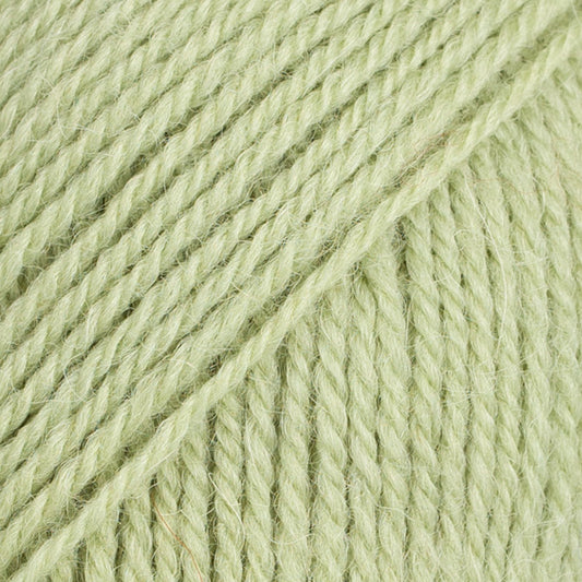 Detailaufnahme von der Wolle DROPS Flora in der Farbe 16 pistazie. Pistazie ist ein zarter Grünton.
