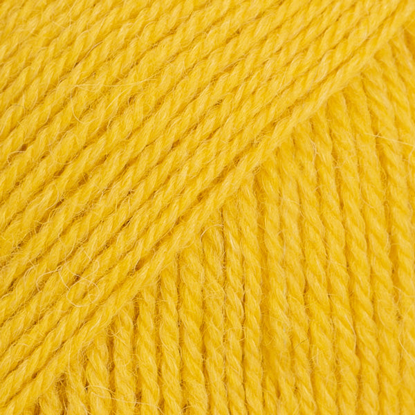 Detailaufnahme von der Wolle DROPS Flora in der Farbe 17 gelb.