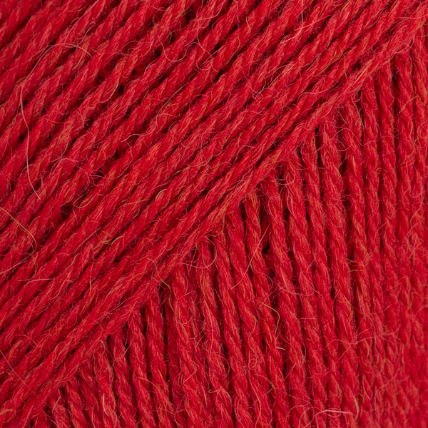 Detailaufnahme von der Wolle DROPS Flora in der Farbe 18 rot.