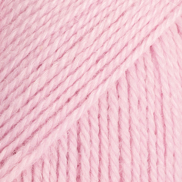 Detailaufnahme von der Wolle DROPS Flora in der Farbe 21 rosa.