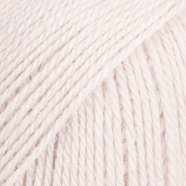 Detailaufnahme von der Wolle DROPS Flora in der Farbe 22 weisser nebel. Weisser Nebel ist ein ganz zartes Hellbeige.