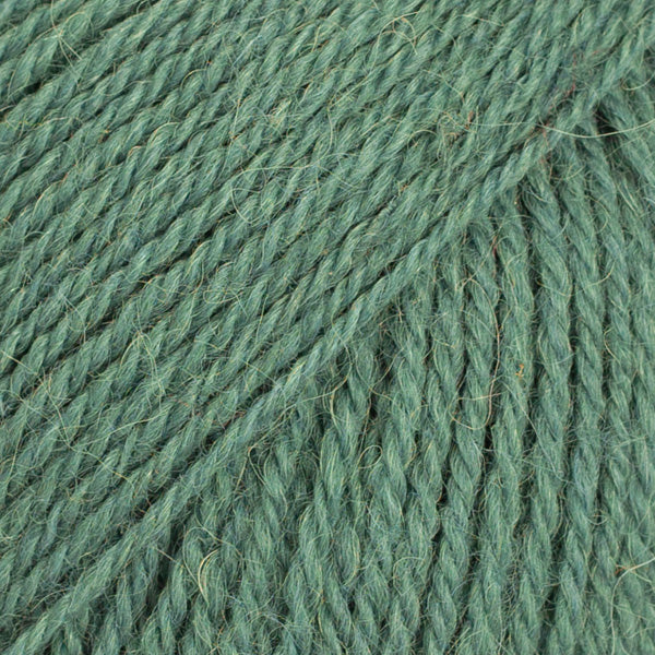Detailaufnahme von der Wolle DROPS  Flora in der Farbe 23 nebelwald. Nebelwald ist ein mittlere Grünton.