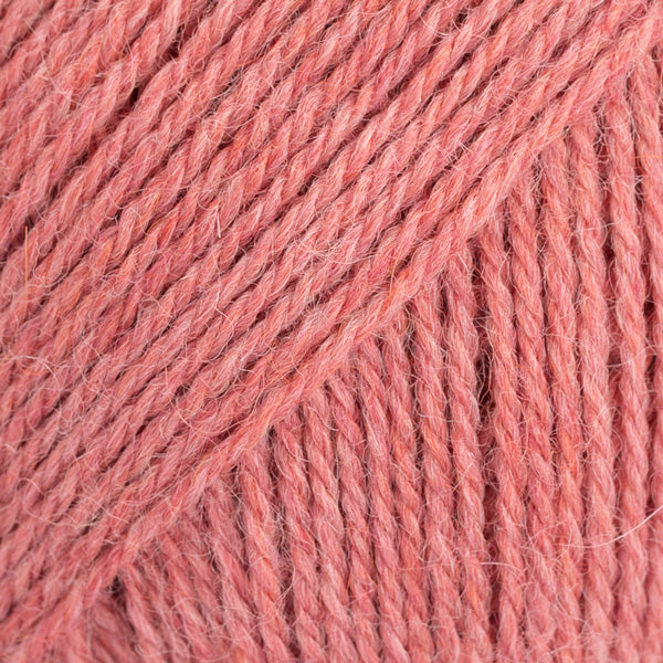Detailaufnahme von der Wolle DROPS Flora in der Farbe 24 erdbeerrosa. Erdbeerrosa ist ein leicht milchiger Altrosa-Ton.