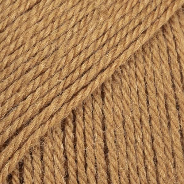 Detailaufnahme von der Wolle DROPS Flora in der Farbe 25 karamell. Karamell ist ein warmer, leicht goldiger Braunton.