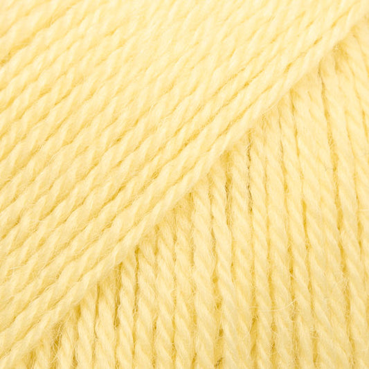 Detailaufnahme von der Wolle DROPS Flora in der Farbe 26 limonade. Limonade ist ein zartes Hellgelb.
