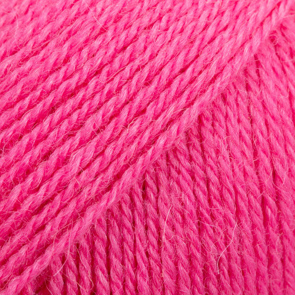 Detailaufnahme von der Wolle DROPS Flora in der Farbe 28 magenta. Magenta ist ein kräftiges Rosa.