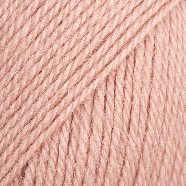 Detailaufnahme von der Wolle DROPS Flora in der Farbe 30 würstenrose. Wüstenrose ist ein zartes Hellrosa.